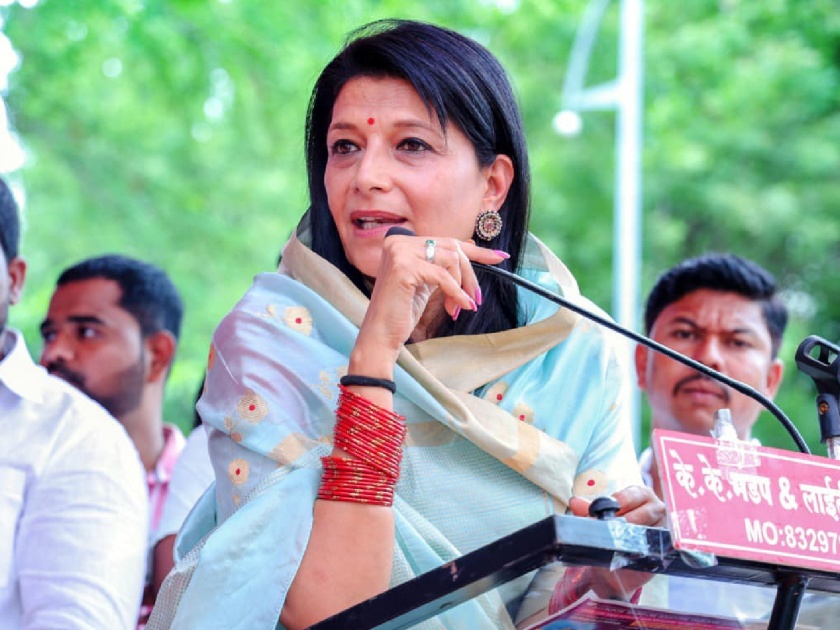 Lok sabha Election 2024 Sharmila Pawar is doing Campaign for Supriya Sule in Baramati | खावा कुणाचं बी मटण, दाबा तुतारीचं बटण; सुप्रिया सुळेंसाठी शर्मिला पवारांचा प्रचार