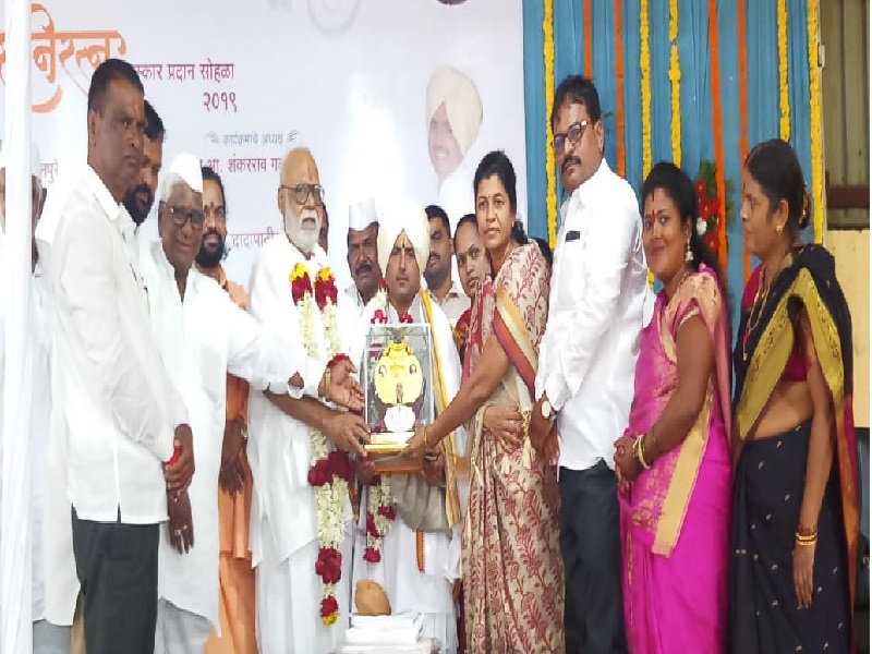 Shani Ratna Award given to Adinath Maharaj Shastri | आदिनाथ महाराज शास्त्री यांना शनिरत्न पुरस्कार प्रदान