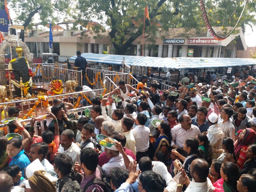 Lakhs of devotees gathered for Shani Darshan during the day of Kartik Amavasya | कार्तिक अमावस्येनिमित्त शिंगणापुरात शनि दर्शनासाठी लाखो भाविकांची गर्दी