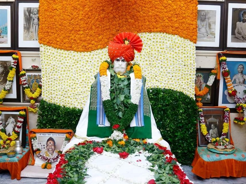 Shankar Maharaj Samadhi decorated with Tricolor on Independence Day pune latest news | Independence Day 2022| स्वातंत्र्याच्या अमृत महोत्सवादिनी शंकर महाराज समाधी मठातही 'हर घर तिरंगा'