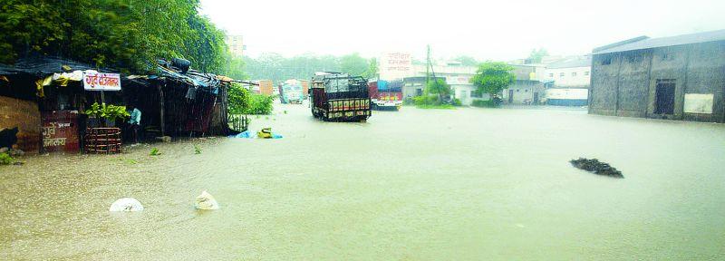 Nagpur City submerged: 77.2 mm of rainfall in four hours | नागपूर शहर जलमय : चार तासात ७७.२ मिमी पाऊस