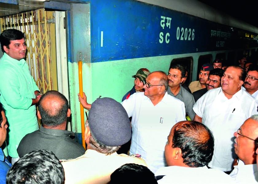 Kolhapur-Mumbai railway journey after 29 years of Pawar | पवार यांचा २९ वर्षांनी कोल्हापूर-मुंबई रेल्वे प्रवास