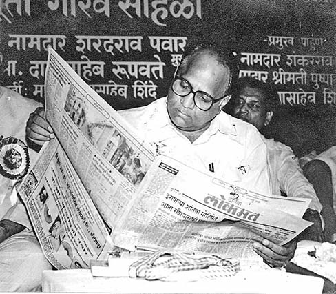 Senior editor Dinkar Raikar throws light on the unseen facets of Sharad Pawar on his 80th birthday.. | शरद पवार- देशाचे, राज्याचे राजकारण व्यापलेला ‘जाणता राजा’!