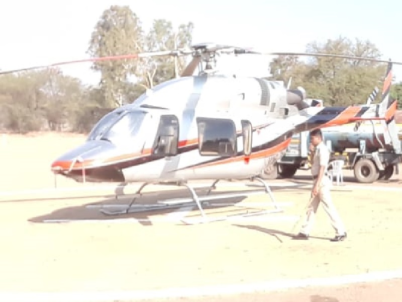 Pawar's helicopter seatbelt was left out; Landing is to be done again after the flight | पवारांच्या हेलिकॉप्टरचा सीटबेल्ट राहिला बाहेर; उड्डाण घेतल्यानंतर पुन्हा करावे लागले लॅण्डिंग