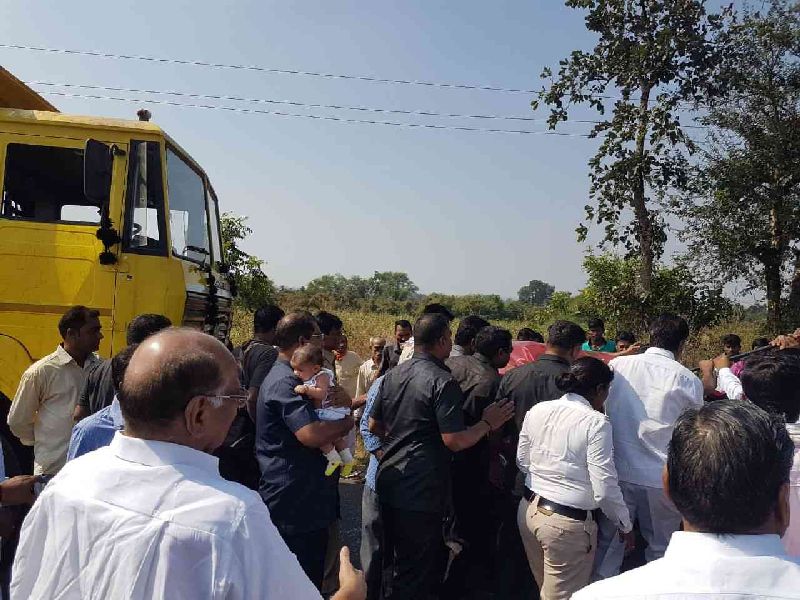 Sharad Pawar ran to help the victims | शरद पवार धावले अपघातग्रस्तांच्या मदतीला, नागपूरहून गडचिरोलीला जातानाची घटना