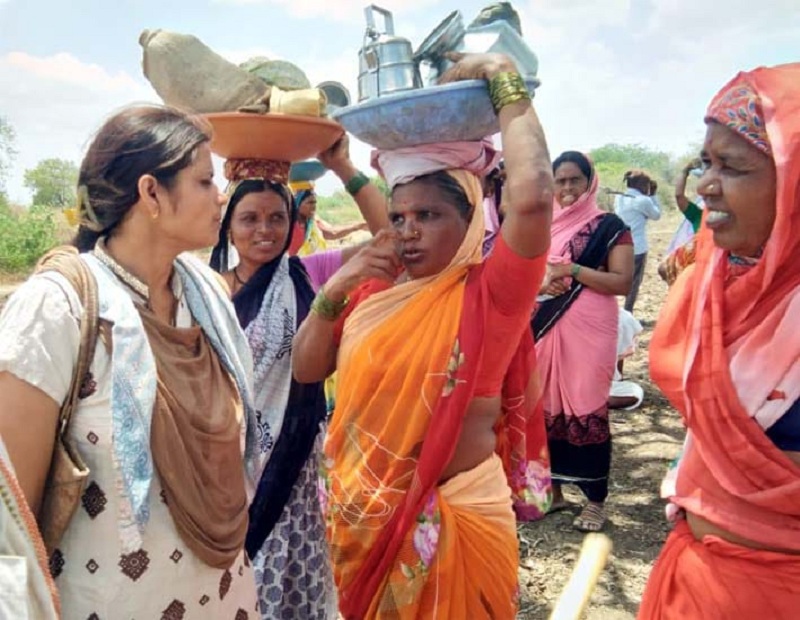 Maharashtra Election 2019: The only women in the election arena with questions of laborers in Jalna! | Maharashtra Election 2019 : जालना जिल्ह्यात निवडणूक रिंगणात एकमेव रणरागिणी!