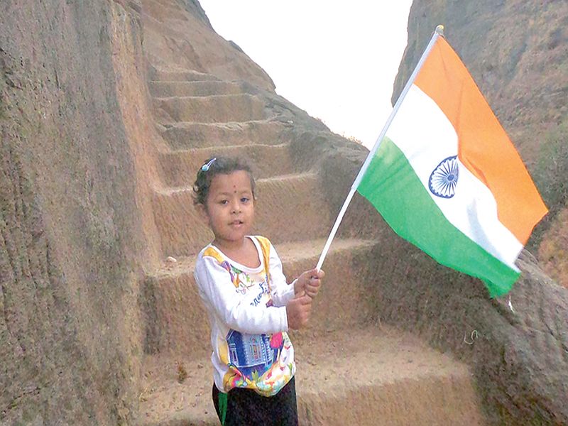 two and half year girl waved indian flag in kalavantin fort | अडीच वर्षांच्या चिमुरडीने सर केला कलावंतीण गड; व्यसनमुक्ती, स्वच्छतेचा दिला संदेश