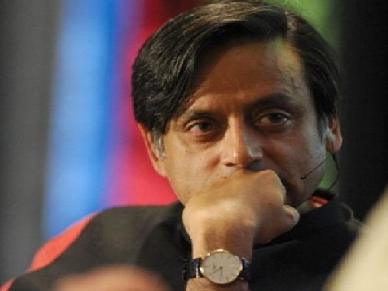 Shashi Tharoor quotes Ghalib on birthday. Except, not birthday, not his lines. Javed Akhtar burns him | शशी थरुरांचे 'गालिब' यांच्याबद्दल चुकीचे ट्विट; म्हणाले, तरीही मजा घ्या!