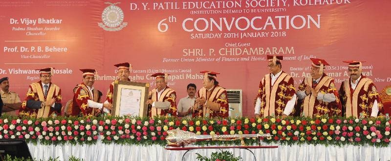 Kolhapur: Shahu Chhatrapati to 'D. Lit. ', Arun Kumar Agarwal' d. Honored by Esc. D. Y At the sixth convocation of Patil University | कोल्हापूर : शाहू छत्रपती यांना ‘डी. लिट.’, अरुणकुमार अगरवाल ‘डी. एस्सी.’ ने सन्मानित; डी. वाय. पाटील विद्यापीठाचा सहावा दीक्षान्त समारंभ उत्साहात