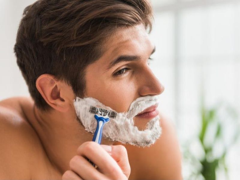 Shaving Tips : How to shave beard on pimples and infected skin | दाढी करताना या 5 गोष्टींची घ्या काळजी, त्वचा विकारापासून होईल बचाव