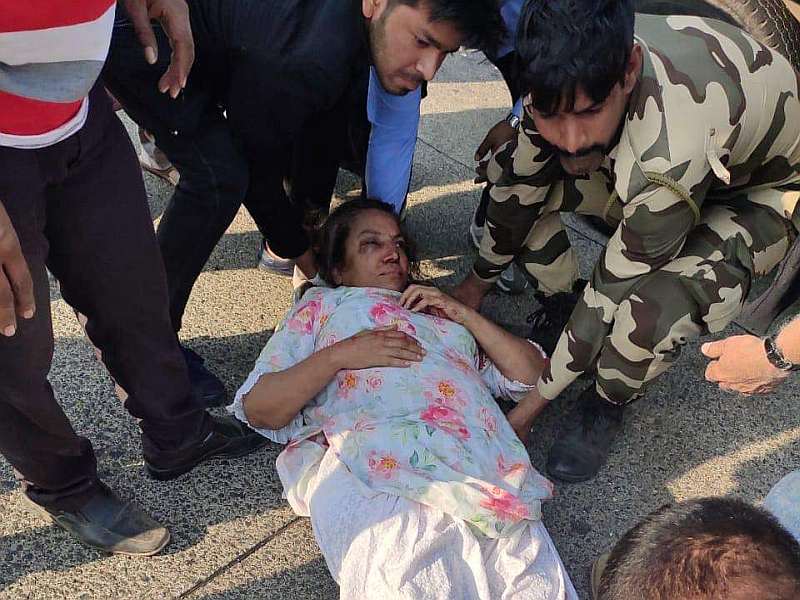 Netizens Strict Salute to indian army man who Helping Shabana Azmi after accident | शबाना आझमींची मदत करणाऱ्या जवानाला नेटीझन्सचा कडक सॅल्यूट