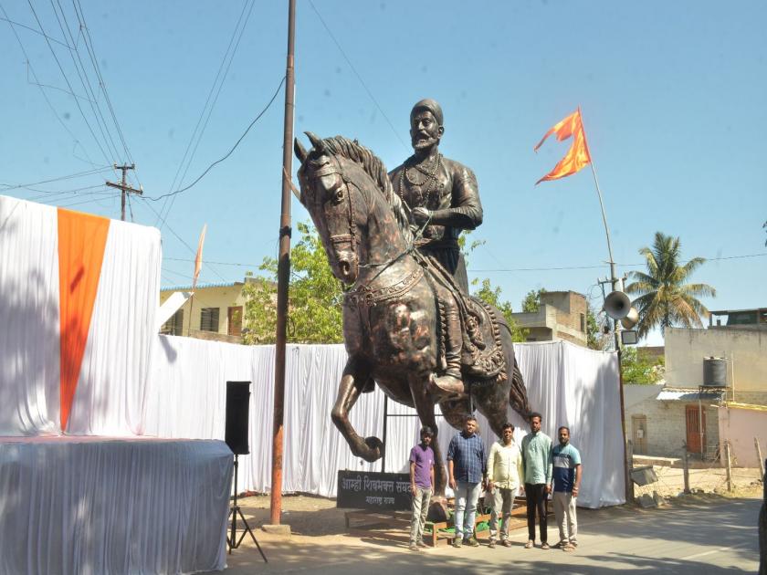 Lover of chhatrapati Shivaji Maharaj brought a 28-feet shivaray statue in Miraje, procession on Thursday | मिरजेत शिवभक्तांनी आणली २८ फुटांची शिवरायांची अश्वारूढ मूर्ती, गुरुवारी मिरवणूक