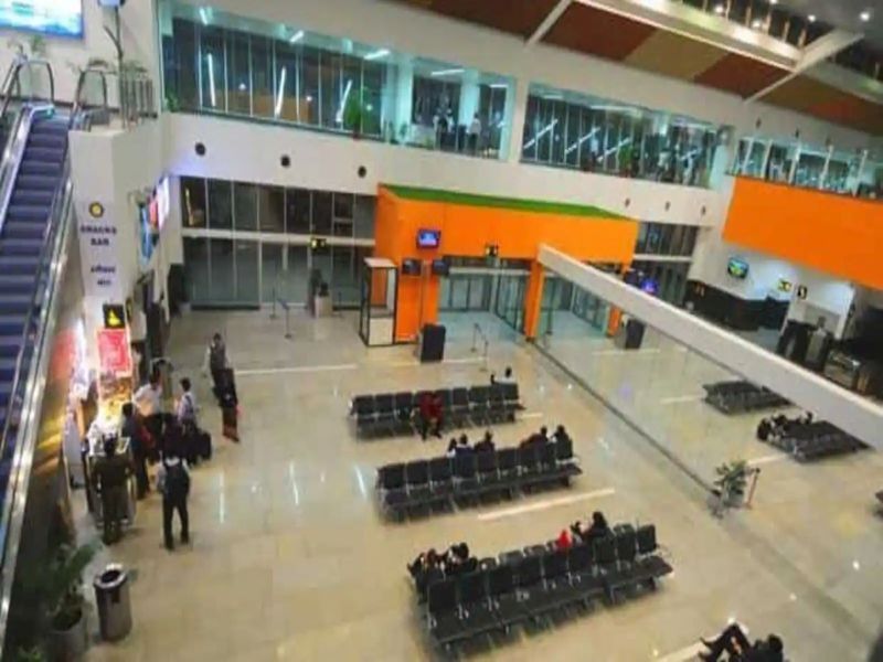 The passenger left the bag and fled after seeing the security forces at the airport | विमानतळावर सुरक्षा रक्षकांना पाहून घाबरला, बॅग सोडून पळाला; ती उघडताच अधिकारीही चक्रावले!