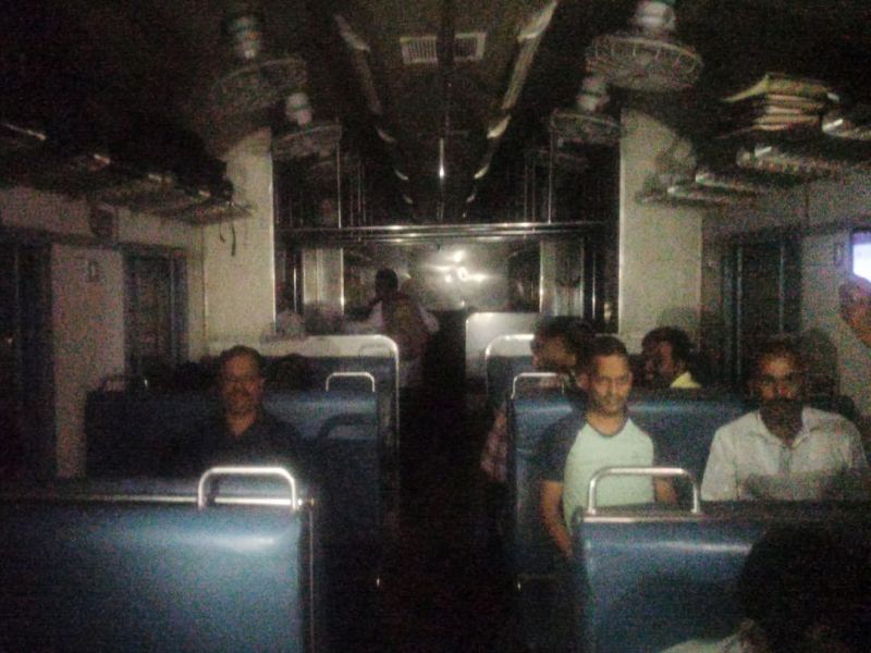 Bhangar Demu in passenger service; Darkness in the compartment due to power cut in sangli-kolhapur route | भंगार डेमू प्रवाशांच्या सेवेत; वीजपुरवठा बंद झाल्याने डब्यात अंधार