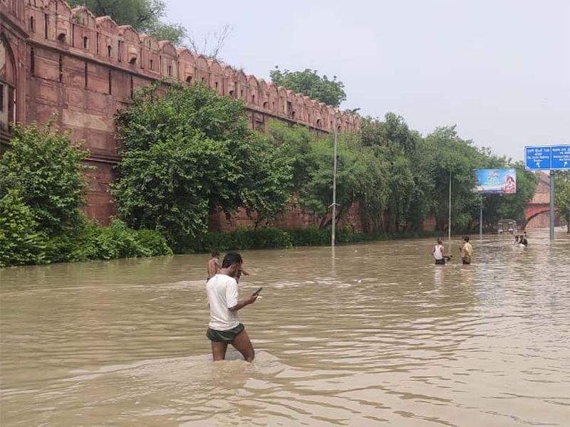 The area behind the Red Fort is waterlogged; If the water level rises further, Delhi will face a big crisis | लाल किल्ल्यामागील परिसरही जलमय; पाण्याची पातळी आणखी वाढल्यास दिल्लीपुढे मोठं संकट