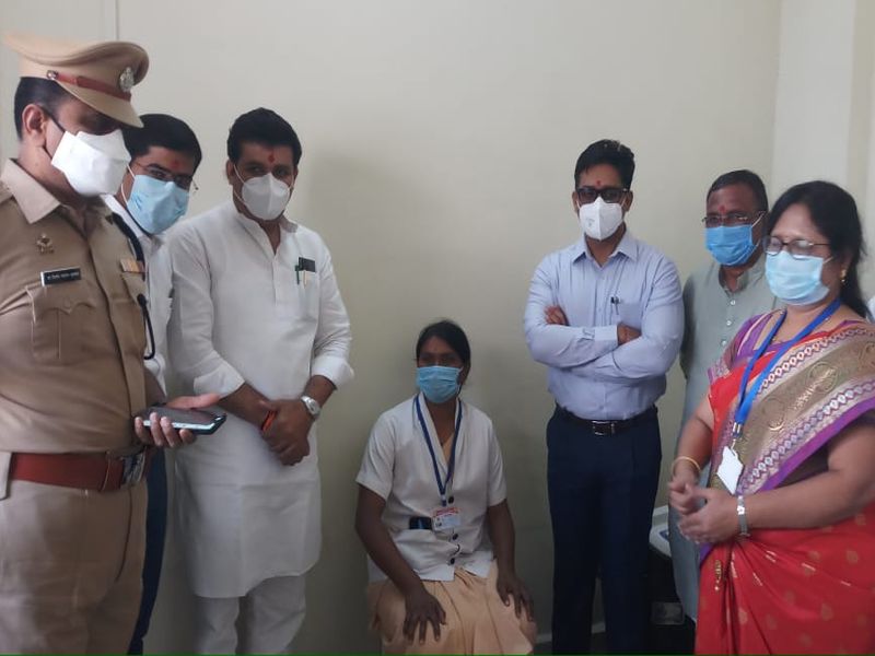 Vaccination started in the presence of Guardian Minister Sanjay Rathore at Darwha | दारव्हा येथे पालकमंत्री संजय राठोड यांच्या उपस्थितीत लसीकरणाचा प्रारंभ