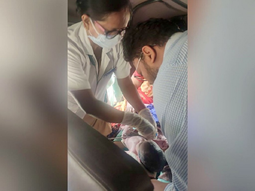 Woman gives birth in an auto rickshaw at the doorstep of the hospital in nagpur, punctuality of doctors and staff | मेडिकलच्या दारावरच ऑटोरिक्षात प्रसूती; डॉक्टर व स्टाफची समयसूचकता
