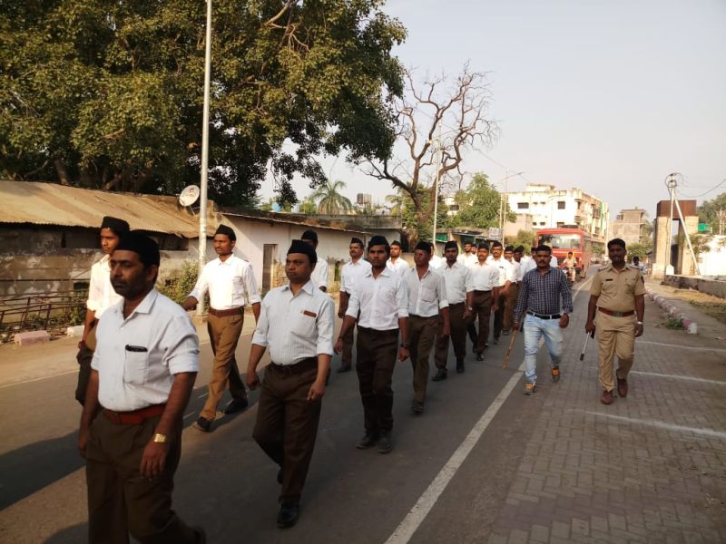 Dasara 2018 : RSS Vijayadashami Utsav rally in shegaon | Dasara 2018 : शेगावात रा. स्व.संघाचे शानदार पथसंचलन