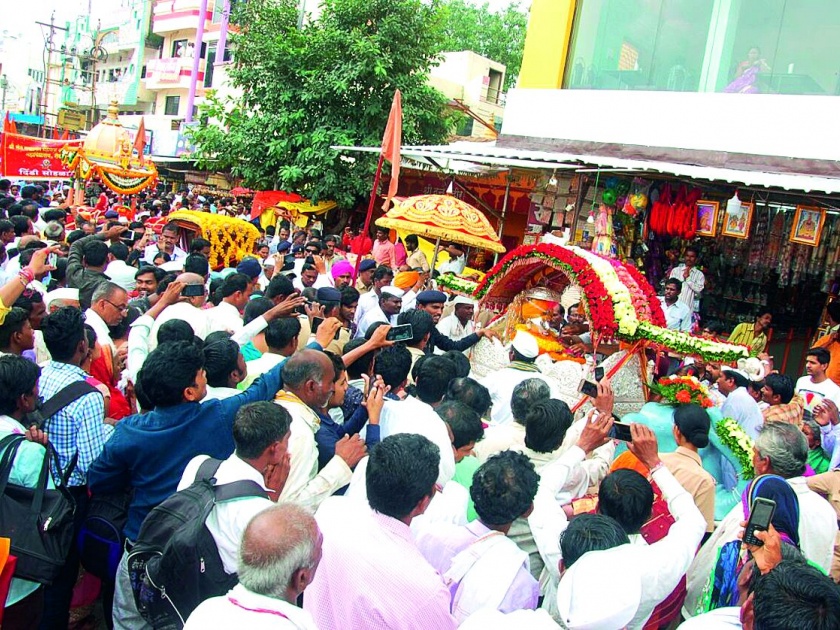 Vidarbha Pandhite devotees pray! | विदर्भ पंढरीत भक्तांची मांदियाळी!