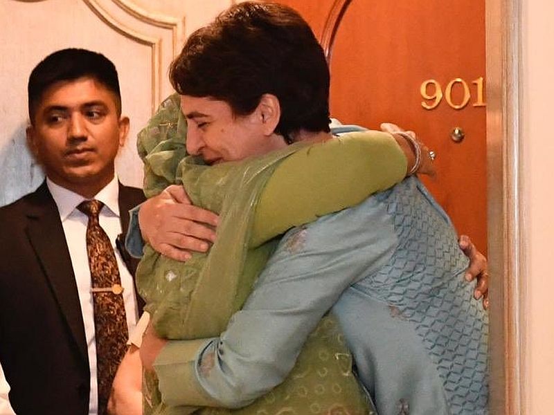 Priyanka Gandhi's 'Overdue Hug' With Bangladesh's Sheikh Hasina is Picture of the Day | प्रियांका गांधी-शेख हसीनांची गळाभेट; ट्विटरवर छायाचित्र, नेटकऱ्यांनी दिली दाद