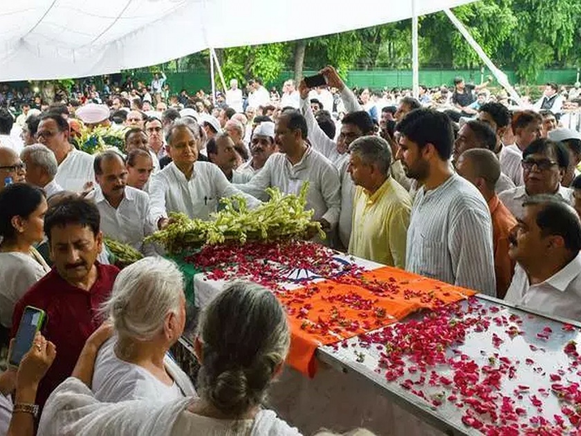 Former Delhi CM Sheila Dikshit laid to rest with full state honours | दिल्लीच्या माजी मुख्यमंत्री शीला दीक्षित अनंतात विलीन