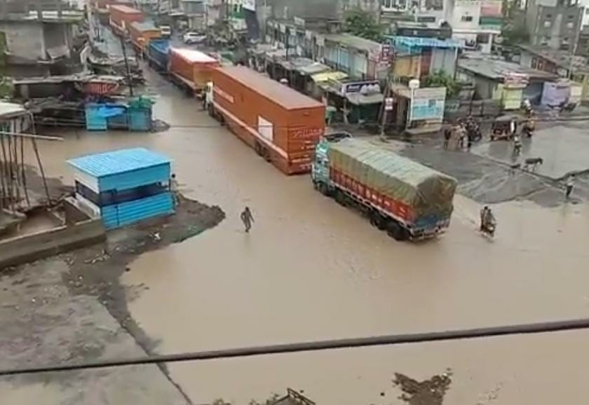 Flood near Shelu; Aurangabad-Nagpur Expressway affected! | शेलुजवळच्या नाल्याला पूर; औरंगाबाद- नागपूर द्रूतगती मार्गावरील वाहतूक प्रभावित !
