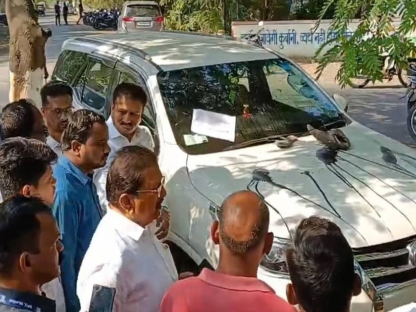 lok sabha election 2024 Ink was thrown on Prakash Shendge's car manoj Jarange Patil made the allegation | मोटारीला चपलांचा हार आणि आरोप-प्रत्यारोपांचे प्रहार; जरांगे पाटलांनी केला आरोप