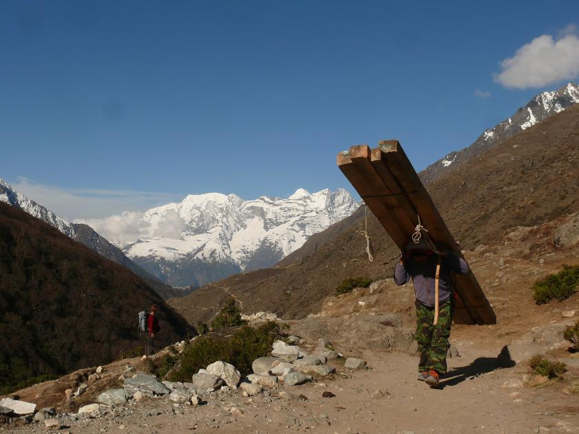 a life of a sherpa.. | माउण्ट एव्हरेस्ट सर करताना जे साथीला येतात ते शेरपा कसं जगतात?