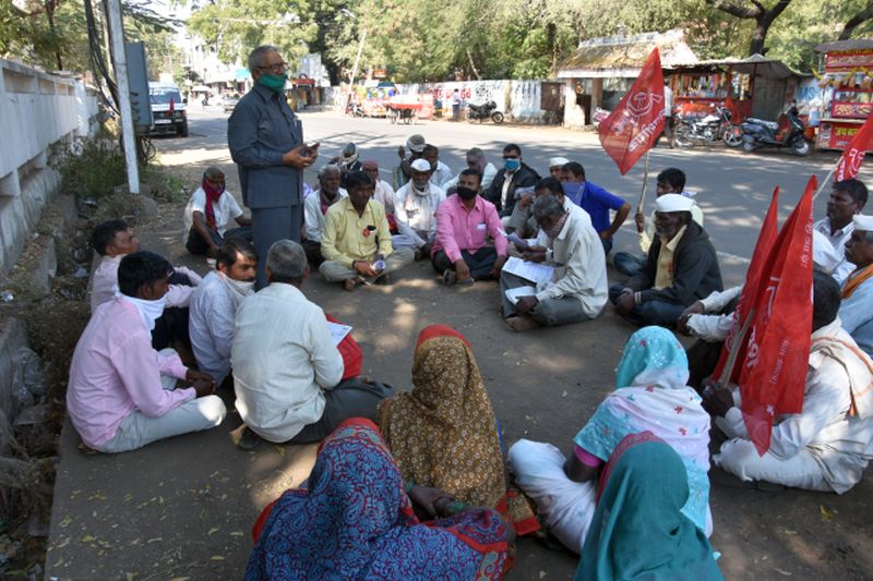 Truth-seeking farmers' agitation in Dhule | सत्यशोधक शेतकऱ्यांचे धुळ्यात आंदोलन
