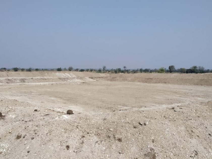 One hundred square meters of storage ponds at Bhiwari village | जलयुक्त शिवार अंतर्गत भिवरी येथे शंभर चौरस मीटरचे साठवण तळे