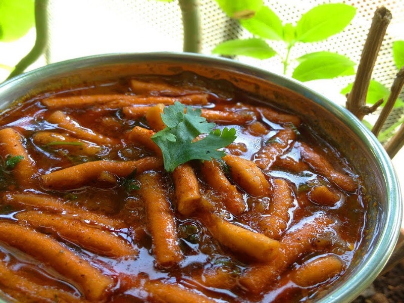 Recipe of Khandesh's famous shev bhaji | खान्देशची प्रसिद्ध शेवभाजी म्हणजे जाळ अन धूर संगटचं !