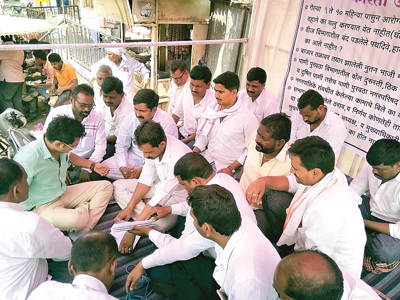 12 corporators of Shavgaon Municipal Council hunger strike for water, electricity and roads | पाणी, वीज, रस्त्यासाठी शेवगाव नगरपरिषदेच्या १२ नगरसेवकांचे उपोषण