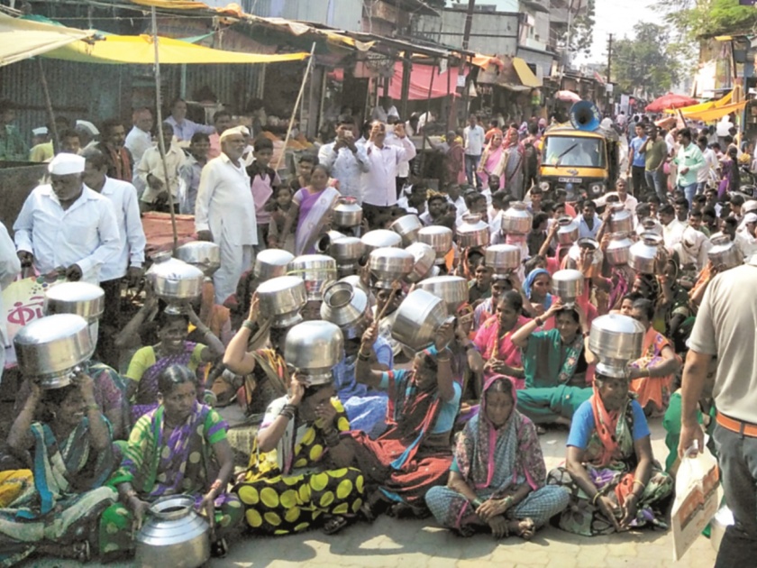 Handa Morcha removed women for drinking water in Shevgaon | शेवगावात पाण्यासाठी महिलांनी काढला हंडा मोर्चा
