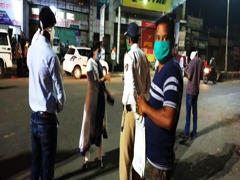 30 people fined for walking without masks in Shevgaon; Action was also taken against two shopkeepers | शेवगावमध्ये मास्क न लावता फिरणा-या तब्बल ३० जणांना दंड; दोन दुकानदारांवरही कारवाई