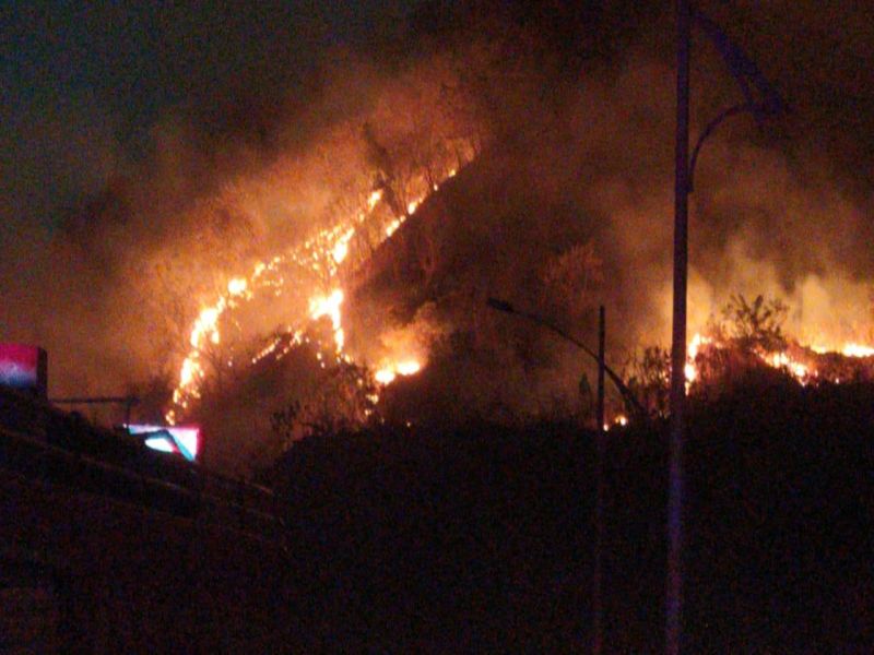 A fierce fire on a hill near the town of Kharghar | खारघर शहरालगतच्या डोंगरावर भीषण आग; मोठ्या प्रमाणात नैसर्गिक संपदेचा ऱ्हास