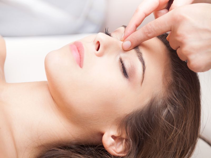 Japanese shiatsu massage therapy for headache relief | डोकेदुखी तीन मिनिटात दूर करण्यासाठी वापरा ही जपानी थेरपी, जाणून घ्या पद्धत!