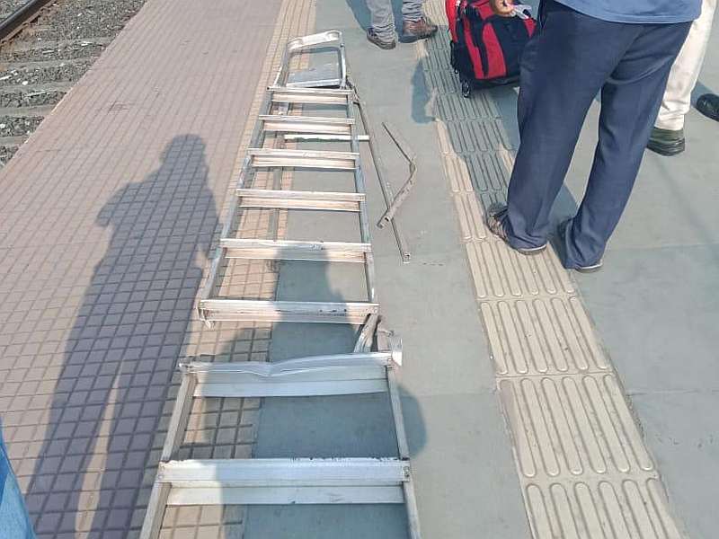 Aluminum ladder with anonymity placed on the railroad | रेल्वेरुळावर अज्ञाताने ठेवली अल्युमिनियमची शिडी