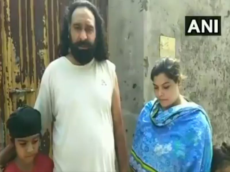 Sikh Cop Alleges Turban Removed, Dragged By Hair From Home in Pakistan | पाकिस्तानात शीख पोलिसाची पगडी उतरवली, घरातून काढले बाहेर 