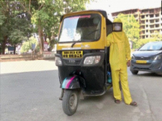 Teachers are driving rickshaws to provide ambulance service, online education, free ambulance service | शिक्षक रिक्षा चालवून देता आहेत रुग्णसेवा, ऑनलाइन शिक्षण, मोफत रुग्णसेवेची दुहेरी जबाबदारी