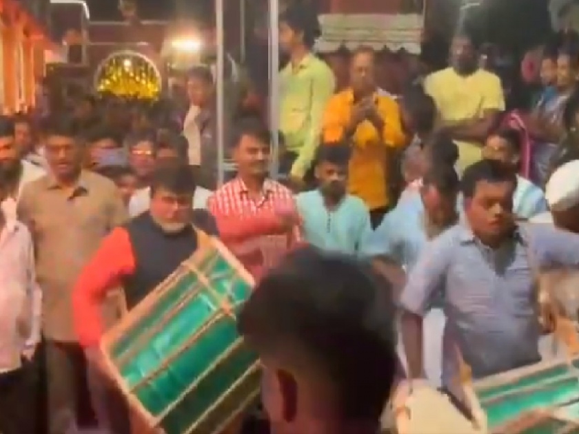 Ratnagiri Guardian Minister Uday Samant participated in the Shimgotsavam of Lakshmi Pallinath temple in his Pali village and played the drum | कोकणात शिमगोत्सवाचा माहोल, मंत्री सामंतांनी वाजवला ढोल -video