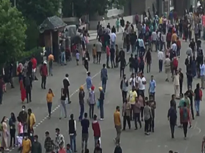 Huge crowd gathers in Shimla even after Narendra Modi's appeal | Shimla: नरेंद्र मोदींच्या सूचनेनंतरही शिमल्यात जमली प्रचंड गर्दी ! पाहा VIDEO