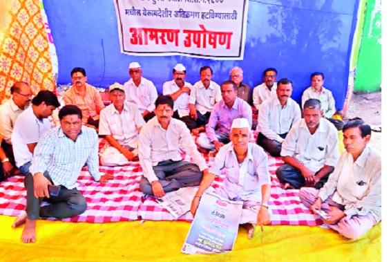 Shampi society's hunger strike in the second half - Second day agitation: encroachment in society's place | हुपरीत शिंपी समाजाचे उपोषण -दुसऱ्या दिवशी आंदोलन : समाजाच्या जागेवर अतिक्रमण