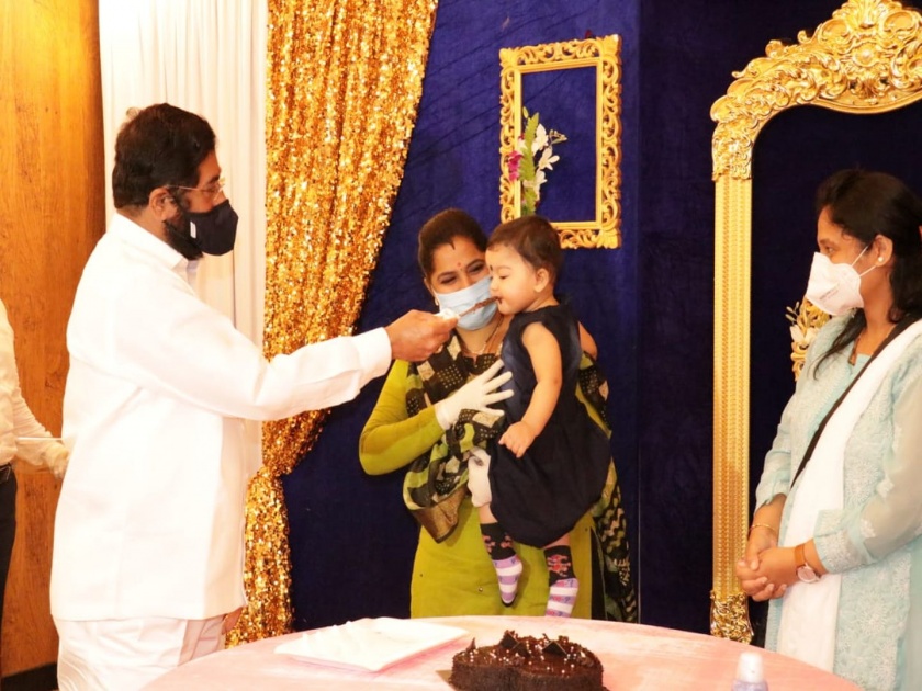 Shinde handed over little girl to his parents on the of his birthday | शिंदेंनी पालकत्व घेतलेल्या 'त्या' चिमुकलीला वाढदिवसाच्या पूर्वसंध्येलाच आईवडिलांकडे सोपवलं 