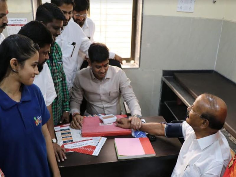 District collector blood pressure checked by MPs; Launch of Forest Clinic | डॉक्टर खासदारांनी चेक केलं जिल्हाप्रमुखांचं ब्लड प्रेशर; वन रूपी क्लिनिकचे लोकार्पण