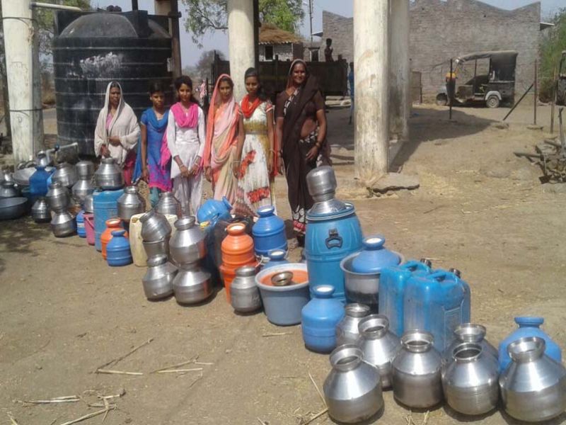 Range to fill water in Shinde | शिंदे येथे पाणी भरण्यासाठी रांगा..