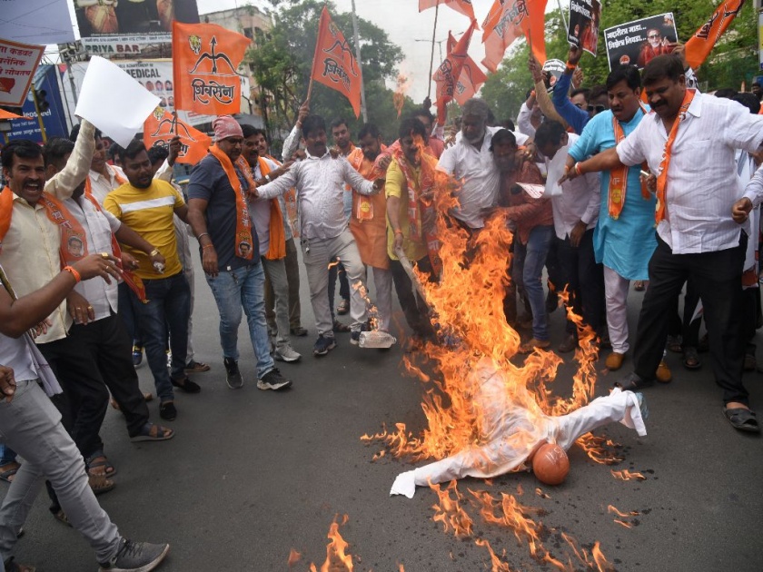 shiv sena workers protest against rebel leaders in nagpur; burnt effigies | नागपुरात शिवसेनेची दोन आंदोलने, बंडखोरांचा पुतळा जाळला
