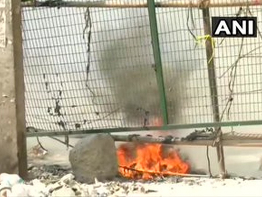 Shaheen Bagh Protest: protesters shaheen bagh allege that a petrol bomb was hurled nearby the anti citizenship amendment act protest vrd | Shaheen Bagh Protest: आंदोलनस्थळी पेट्रोल बॉम्ब फेकला, निदर्शकांचा आरोप