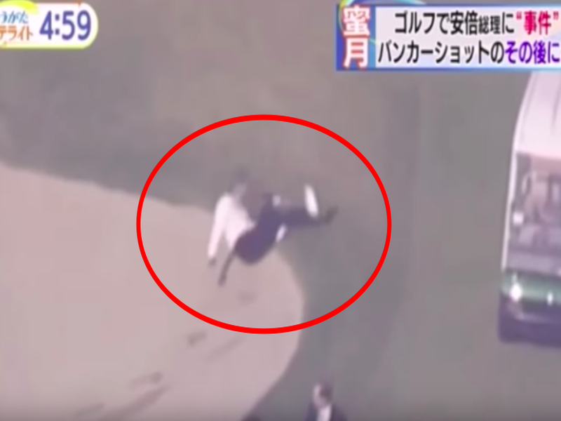 Japan's Prime Minister Shinzo Abe collapses while playing golf with Donald Trump, Video Viral | डोनाल्ड ट्रम्प यांच्यासोबत गोल्फ खेळताना जपानचे पंतप्रधान शिंजो आबे कोसळले, व्हिडीओ व्हायरल