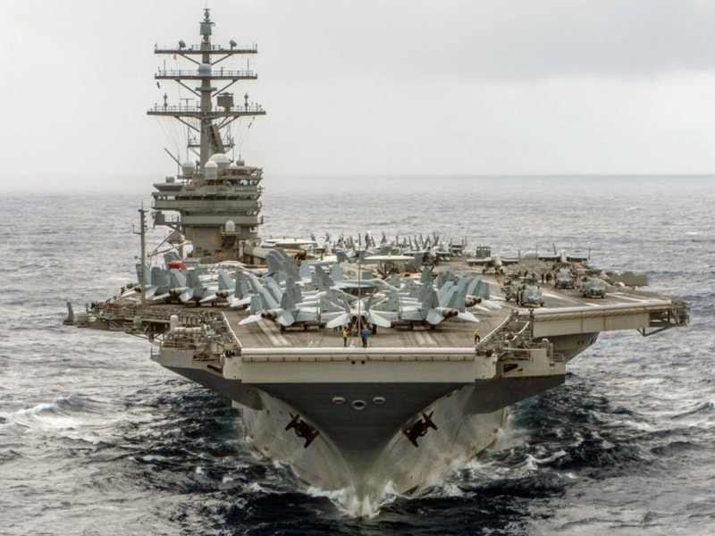 US Navy aircraft collapses in the sea, save 8 people | अमेरिकेच्या नौदलाचे विमान समुद्रात कोसळले, 8 जणांना वाचवले