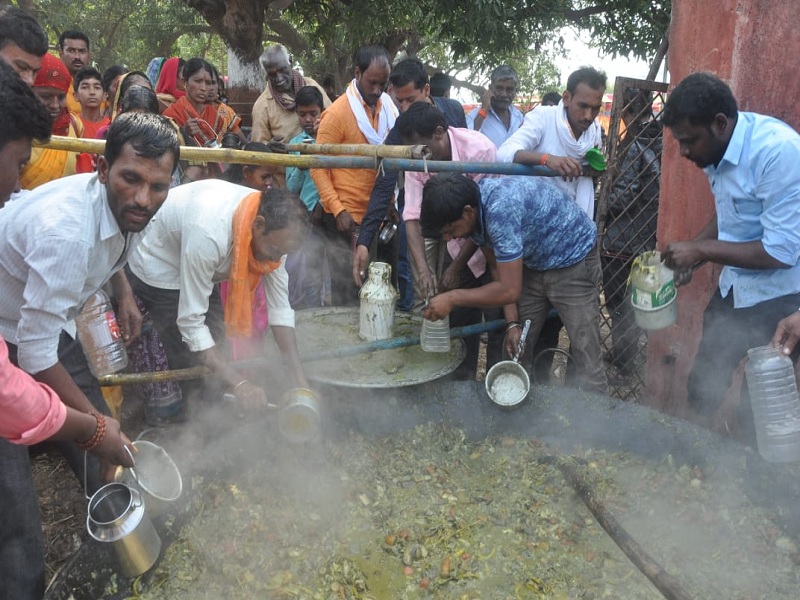 Maha Prasad of 100 qt of vegetable in Sarang Swami Maharaja Yatra; gathering of devotees for the Prasada | सारंग स्वामी यात्रेत १०० क्विंटलच्या भाजीचा महाप्रसाद; प्रसादासाठी भाविकांची मांदियाळी